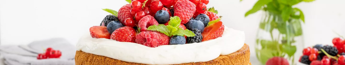 Tarta casera frutos rojos rellena crema vainilla