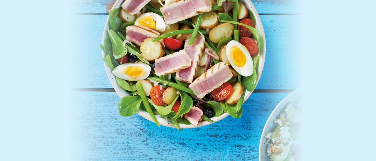Salade niçoise met gegrilde tonijnsteak van ALDI