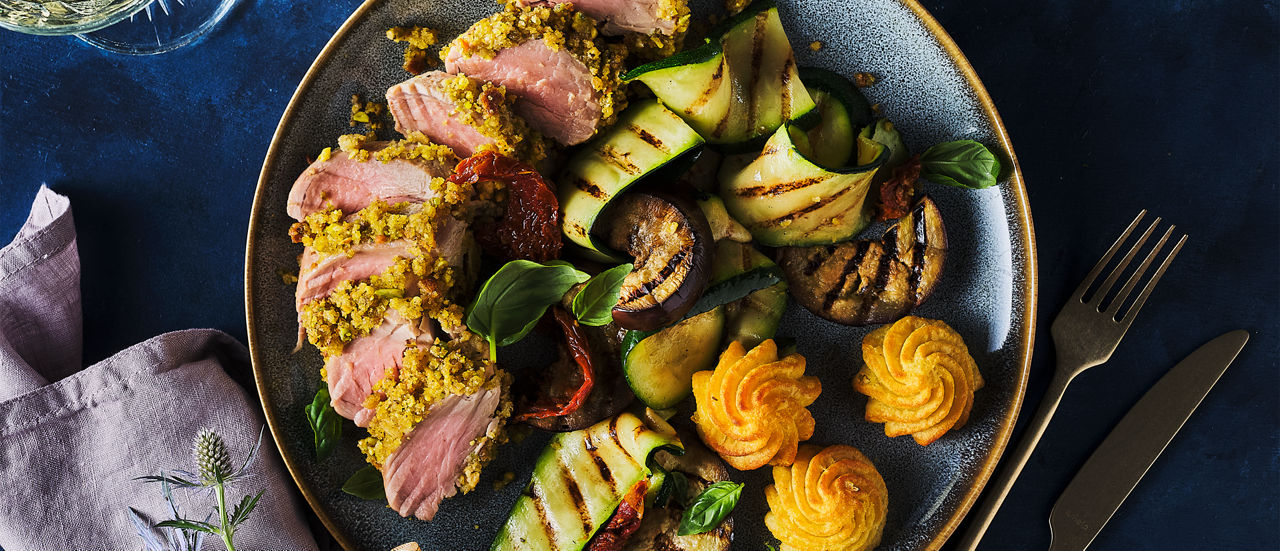 Varkenshaas met pistachekorst en mediterrane gegrilde groenten bij ALDI