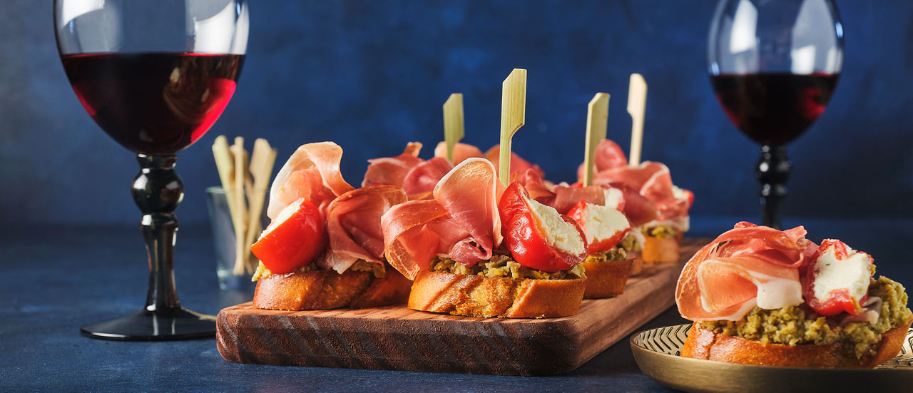 Crostini met olijventapenade, parmaham en gevulde peper - ALDI Supermarkten