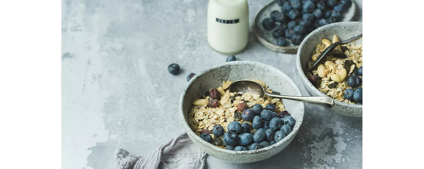 Bol de kéfir natural con frutas frescas