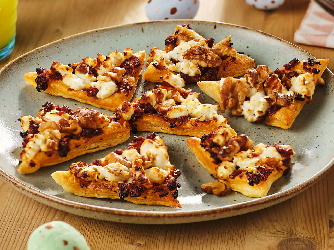 3 soorten bladerdeeghapjes: met pittige kaas, pesto & mozzarella en geitenkaas-walnoot - ALDI Supermarkten