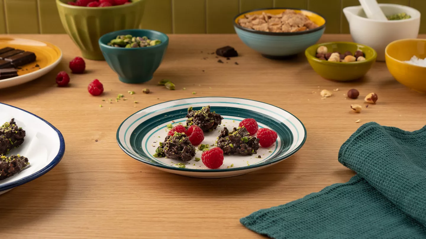 Rocas de chocolates servidas en un plato