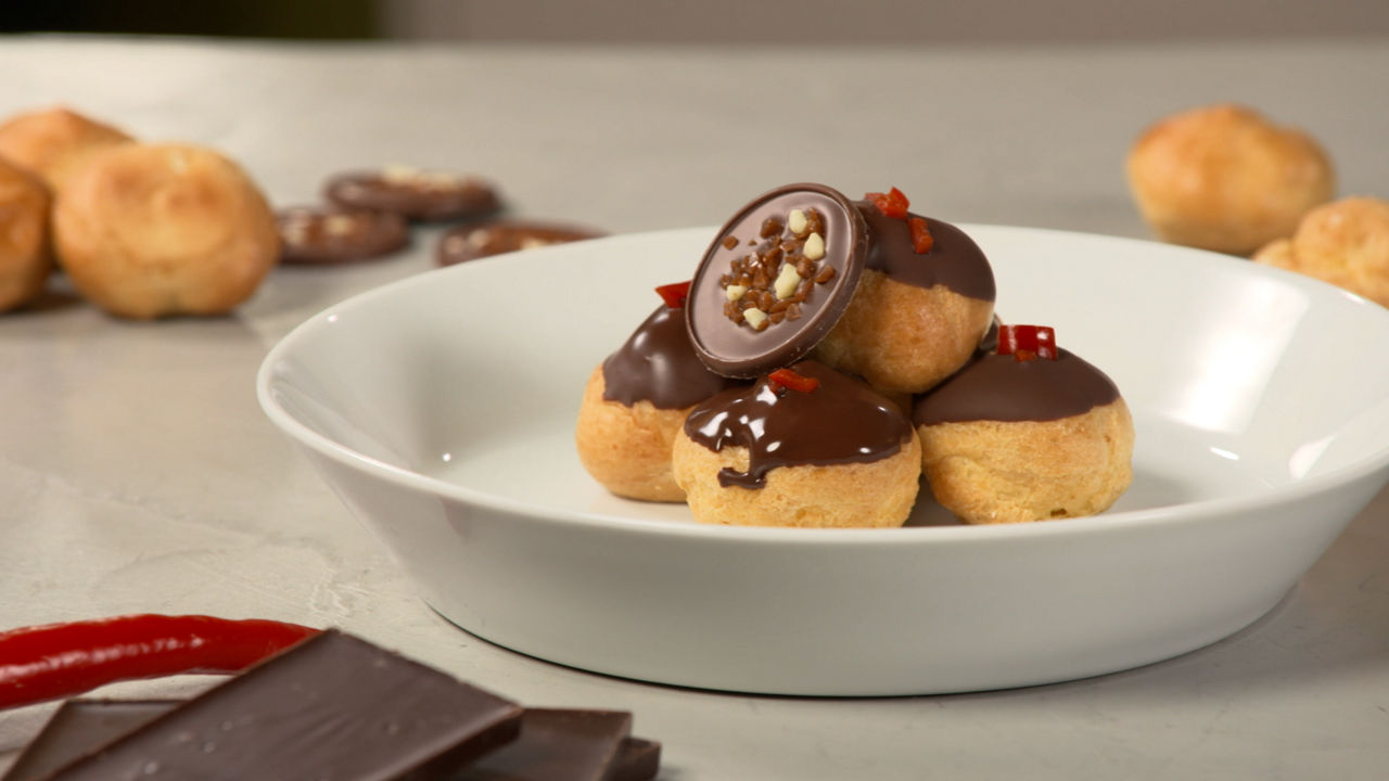 Profiteroles met rode peper en chocoladesaus