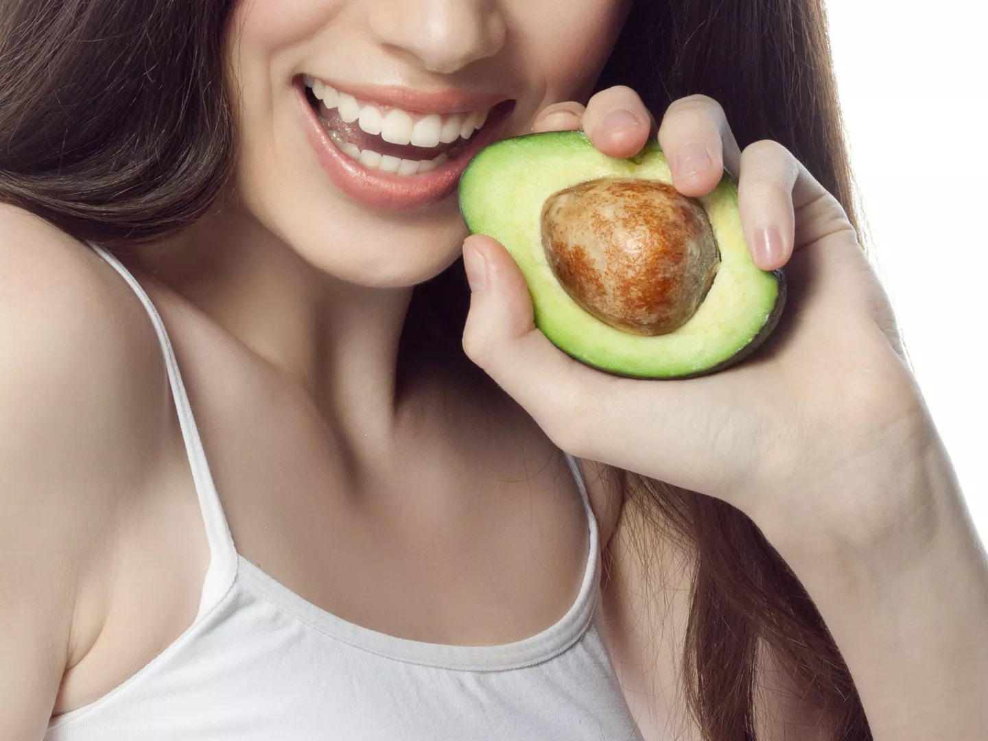 Mujer sosteniendo mitad aguacate