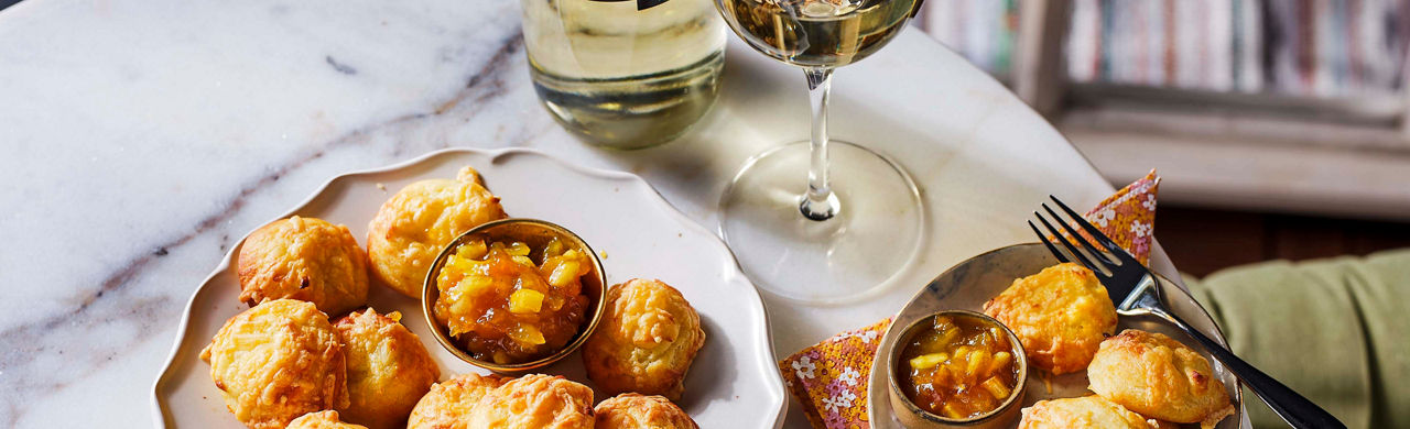Kaassoesjes en kruidige appelchutney 