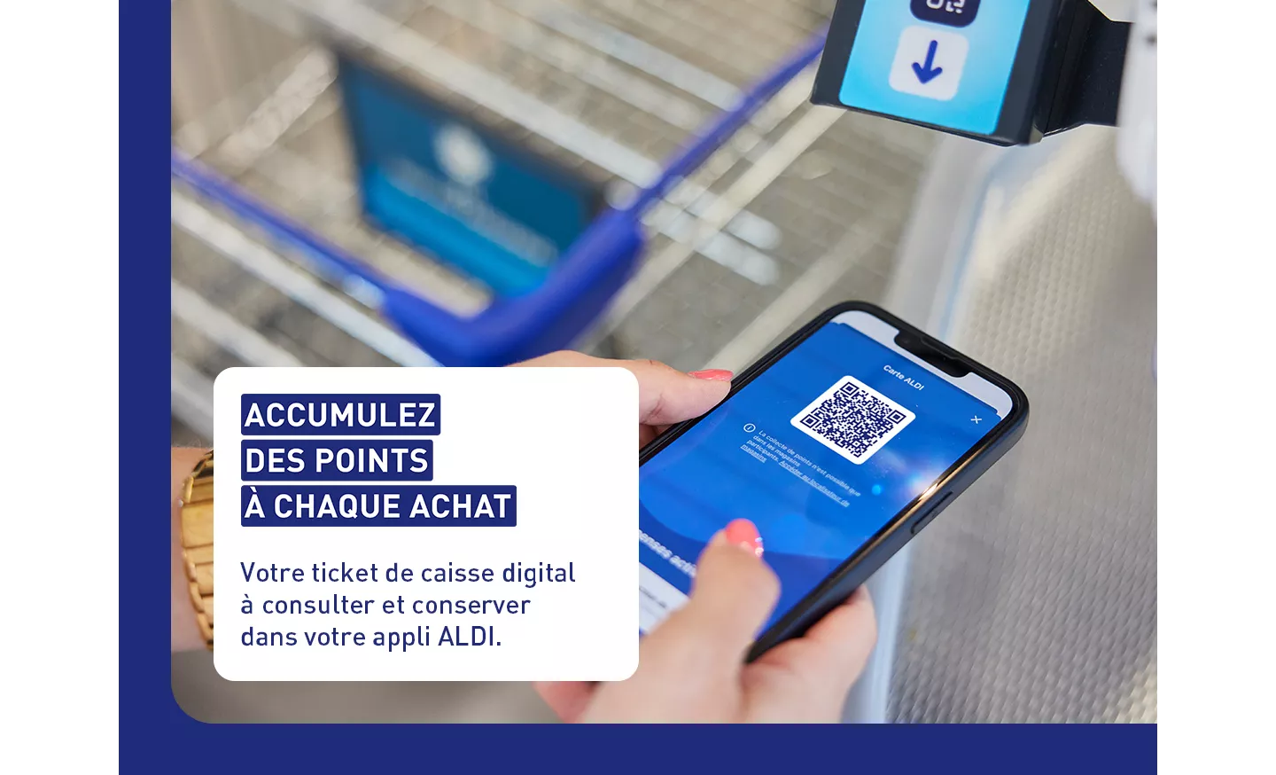 Une personne qui scanne  l’application ALDI à chaque achat pour accumuler des points avec un smartphone.