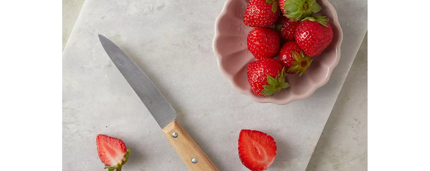 Fresas enteras en un cuenco que se usan para hacer un aderezo de fresa
