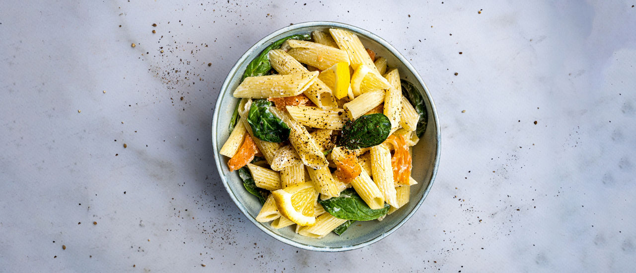Pastasalade met gerookte zalm en spinazie recept ALDI