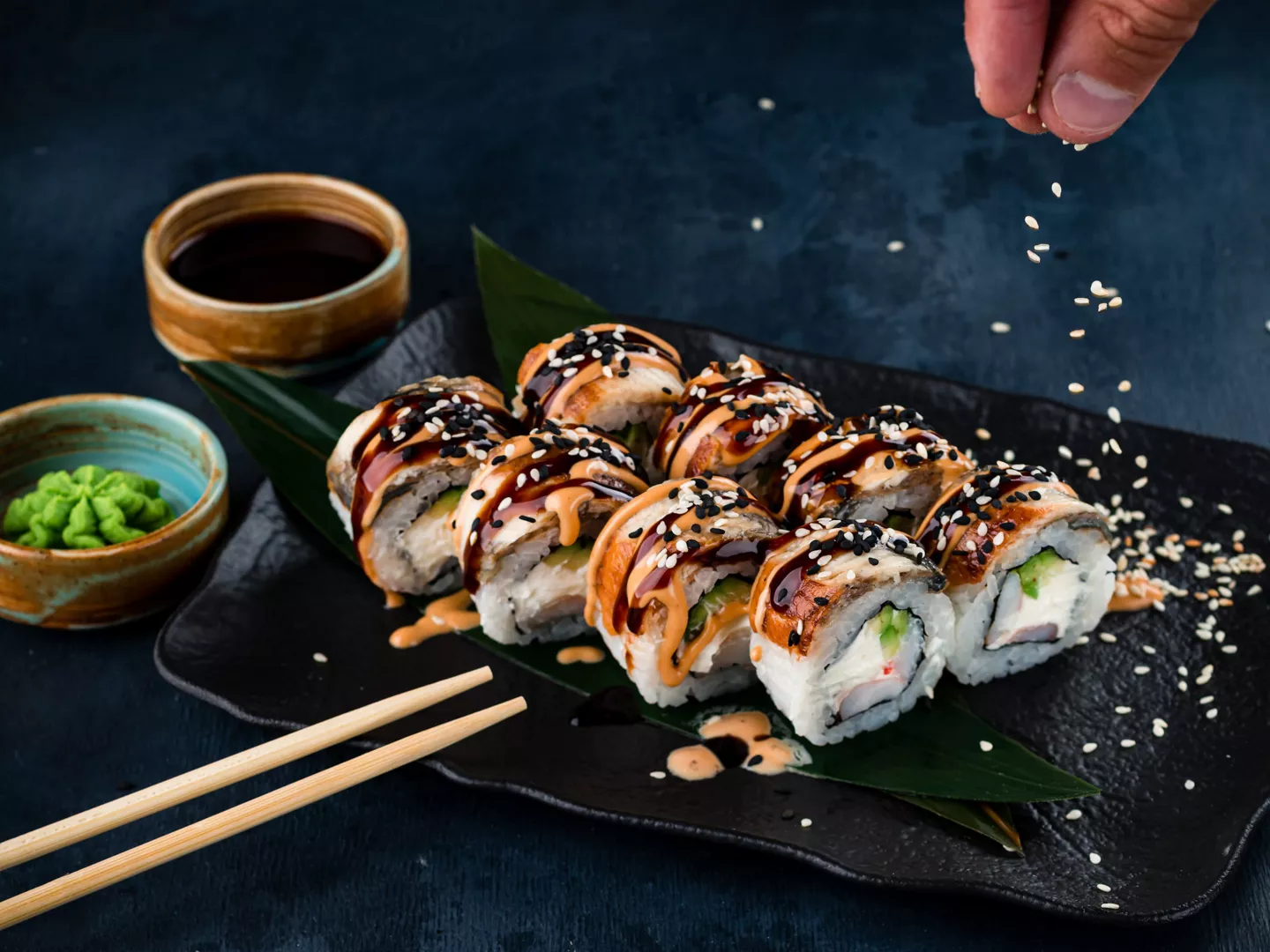 Plato de sushi casero con salsa de soja y wasabi 