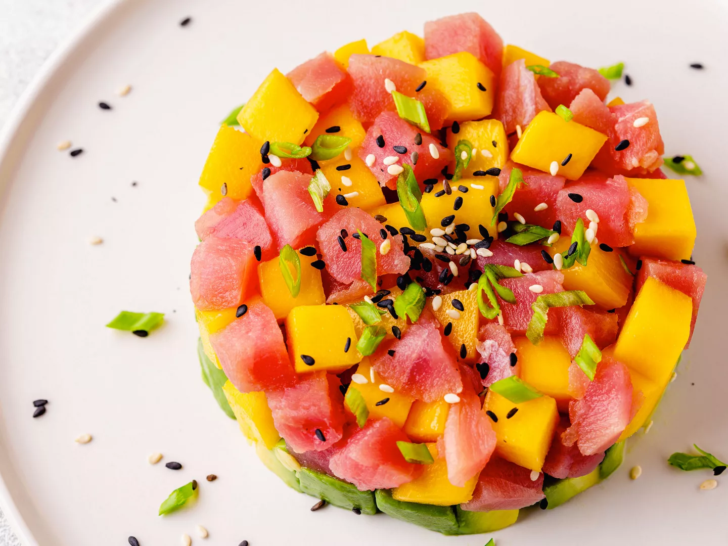 Tartar atún marinado aguacate mango
