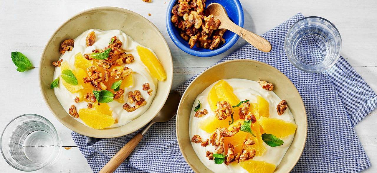 Griekse stijl yoghurt met sinaasappel en gekarameliseerde walnoten