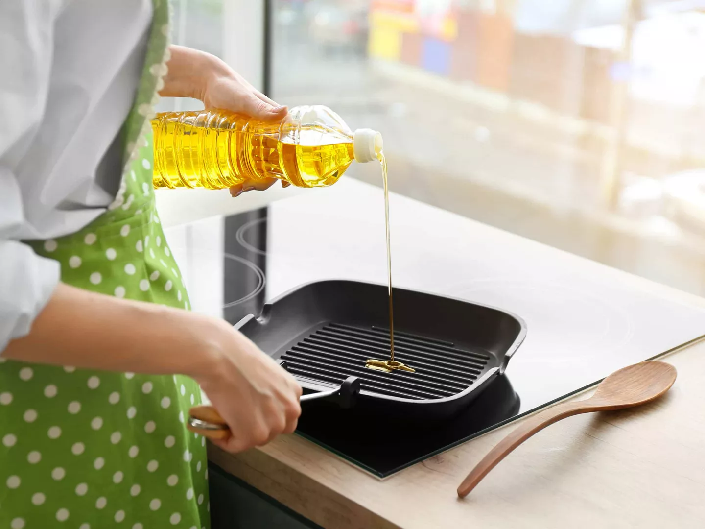 Persona cocinando con aceite de girasol
