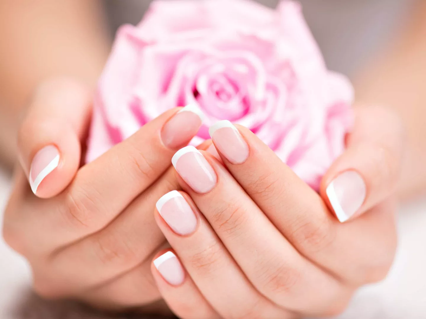 Uñas bonitas y sencillas manicura francesa
