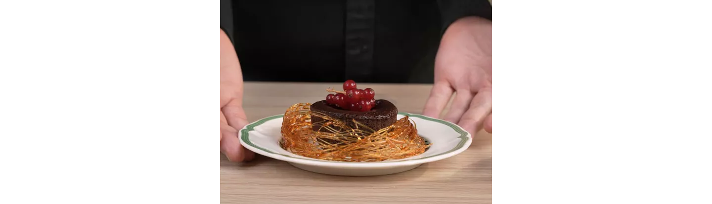 Postre emplatado con caramelo y frutas