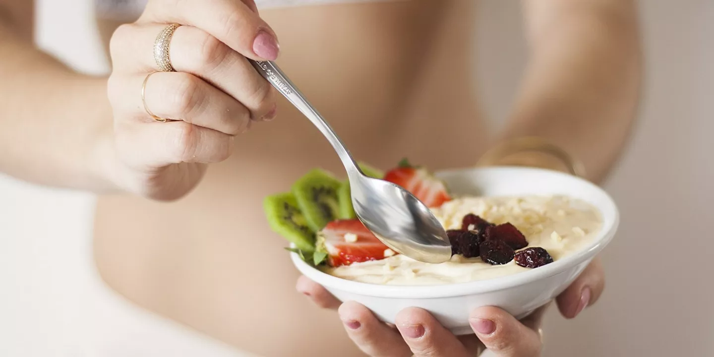 Yogur con toppings. Opción de comida de aprovechamiento