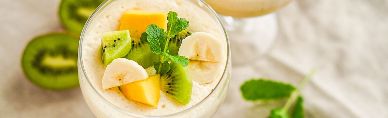 Romig kokostoetje met tropisch fruit