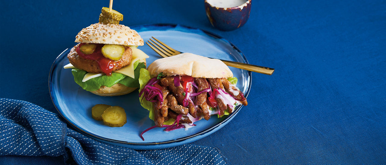 Mini-hamburgerbroodje en mini-pitabroodje shoarma