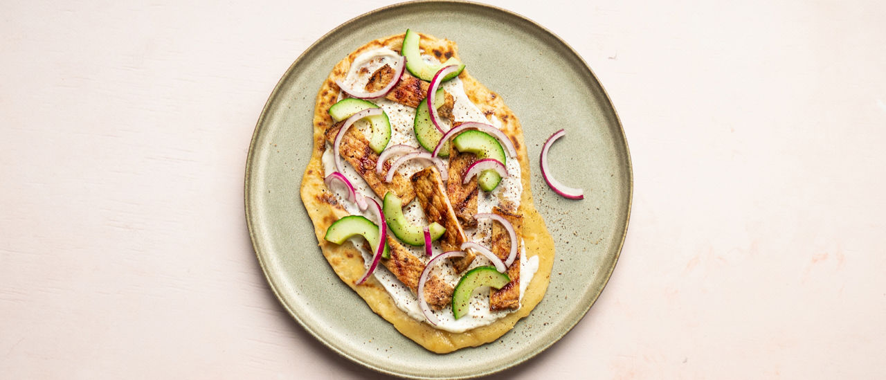 Zelfgemaakte naan van de barbecue met tandoori filetlapjes bij ALDI