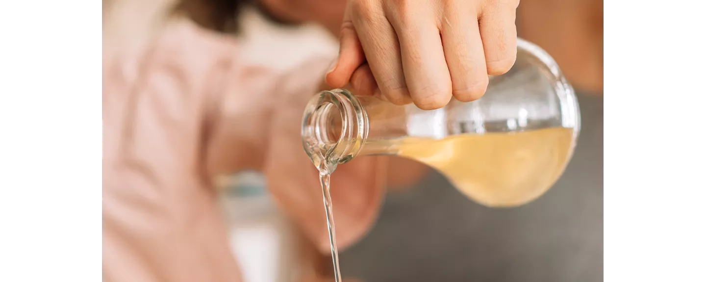botella de vinagre blanco para limpiar manchas