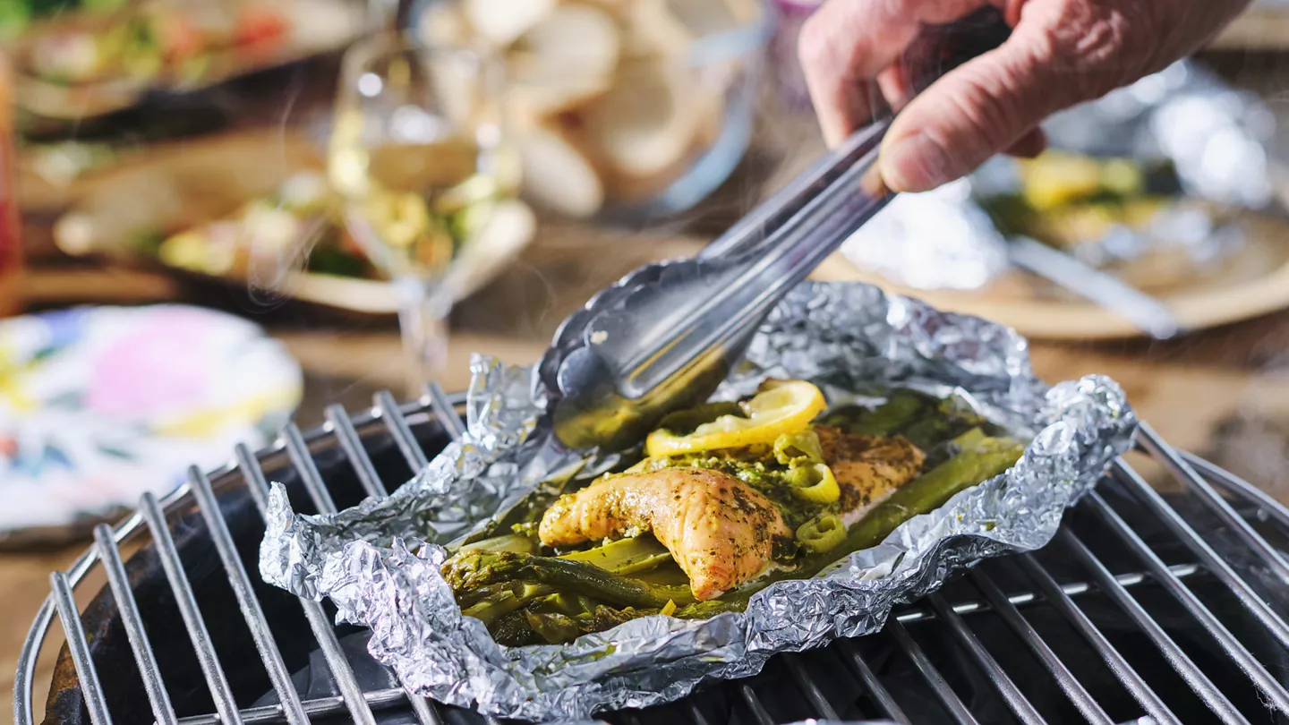 Zalm en papillotte van de barbecue