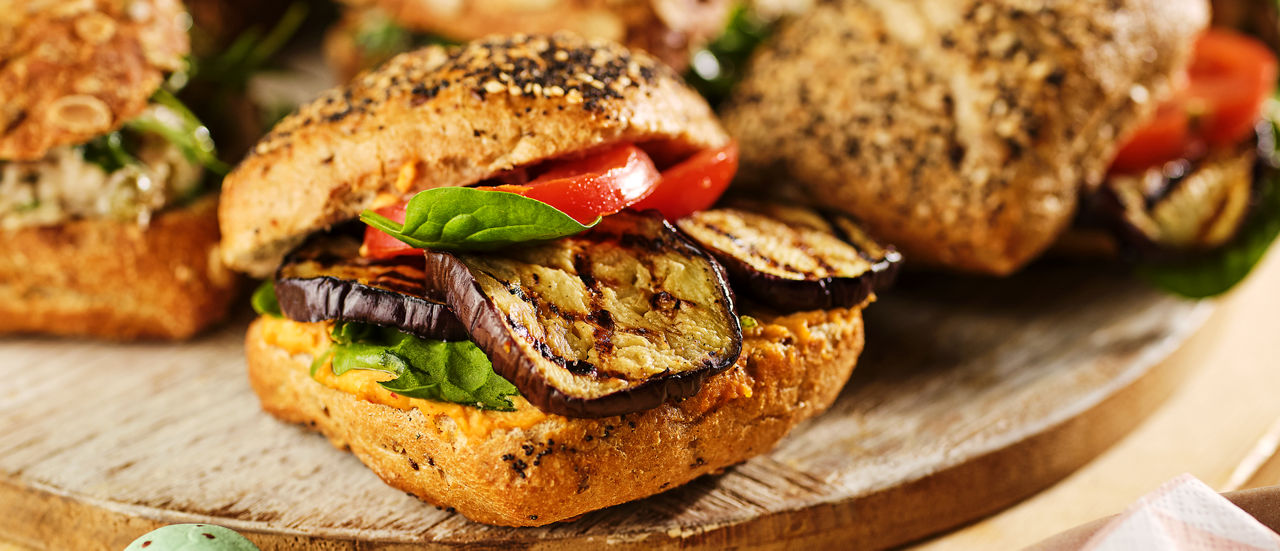 Belegd broodje met pikante hummus, aubergine en spinazie