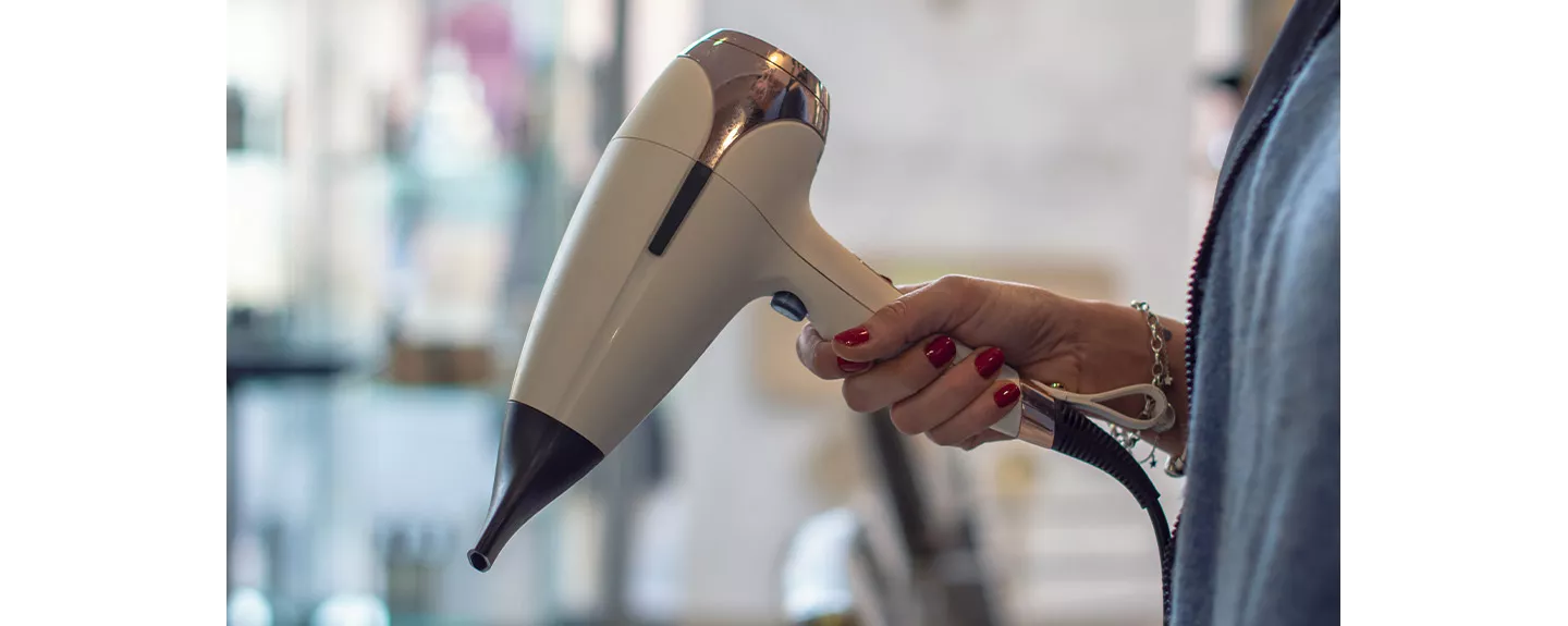 Cómo usar un secador para eliminar resina de la ropa