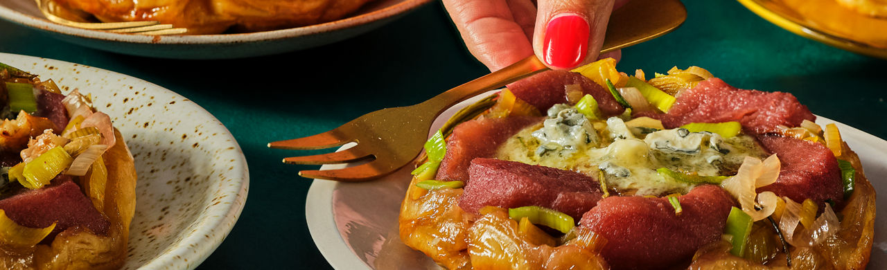 Hartige tarte tatins met stoofpeer en blauwe kaas, walnoten en dadels 