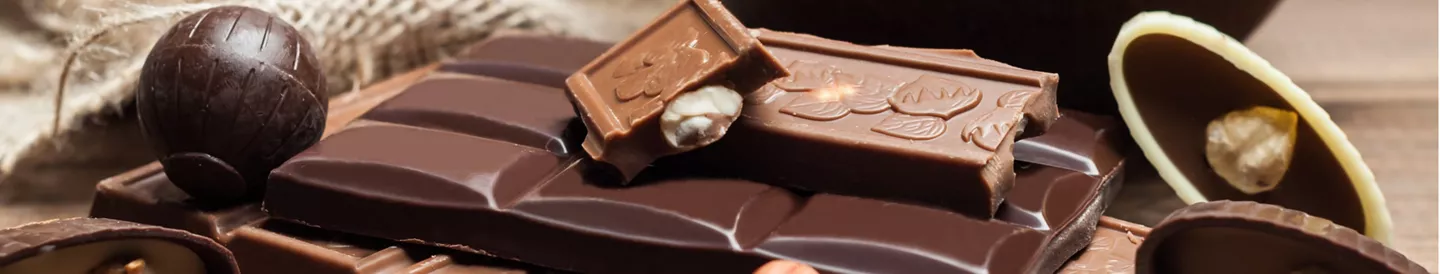 Tabletas de chocolate casero con frutos secos, ideales para aprender cómo hacer chocolate casero paso a paso.