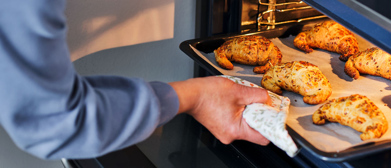 Zelfgemaakte ham-kaascroissants met lijnzaadtopping
