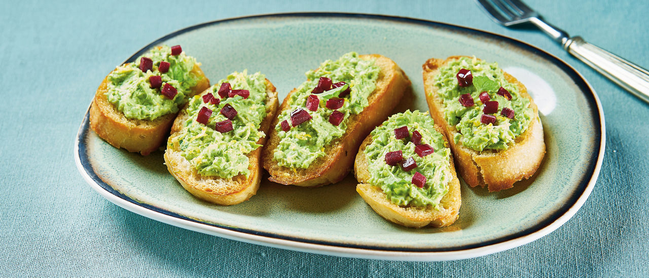 Bruschetta’s met tuinerwtjes-spread, bietjes en munt van ALDI