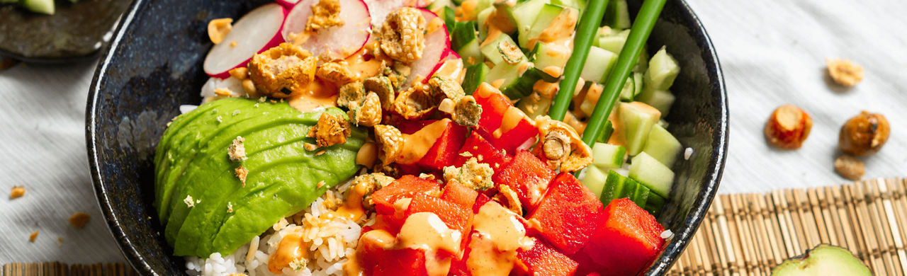 Vegetarische poké bowl met avocado, radijs en watermeloen 