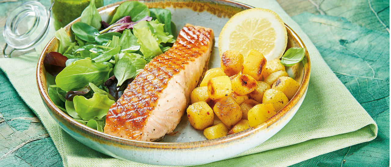 Gegrilde zalm met pesto van jonge bladsla en minikrieltjes van ALDI