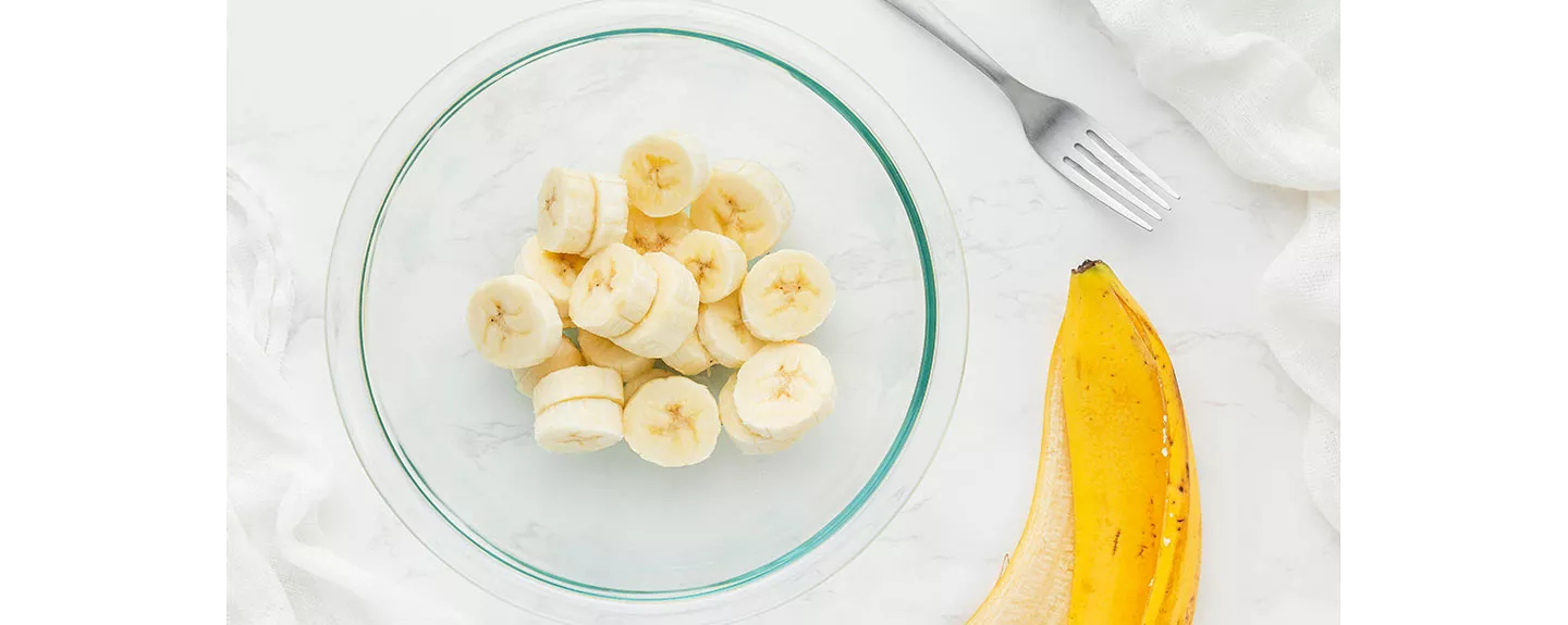 Plátano troceado para preparar un batido de avena
