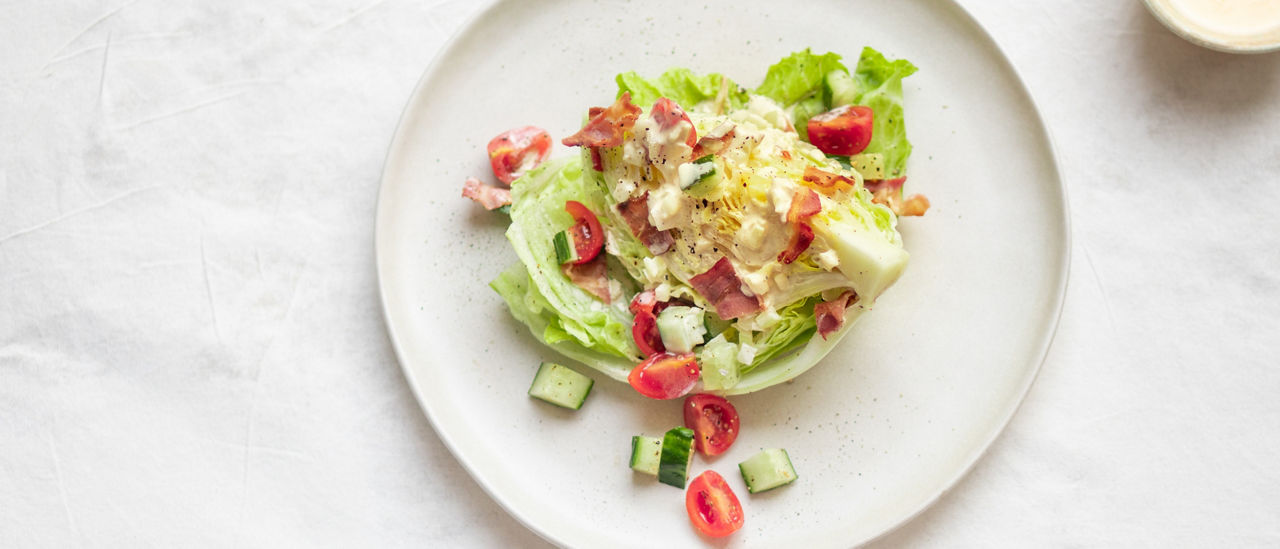 Zomerse salade met streaky bacon en Thousand Island-dressing bij ALDI