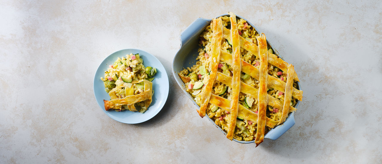 Pastaovenschotel met spruitjes, prei en ham en bladerdeeg bij ALDI