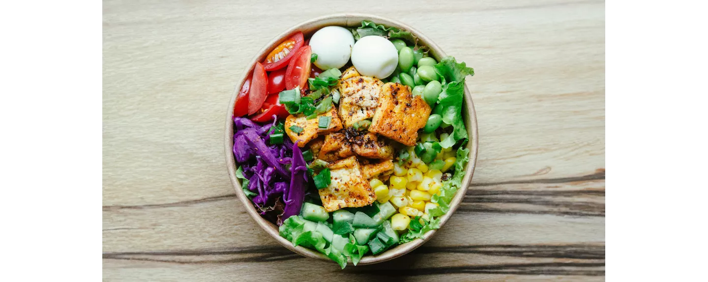 Idea de ensalada para niños con poke bowl