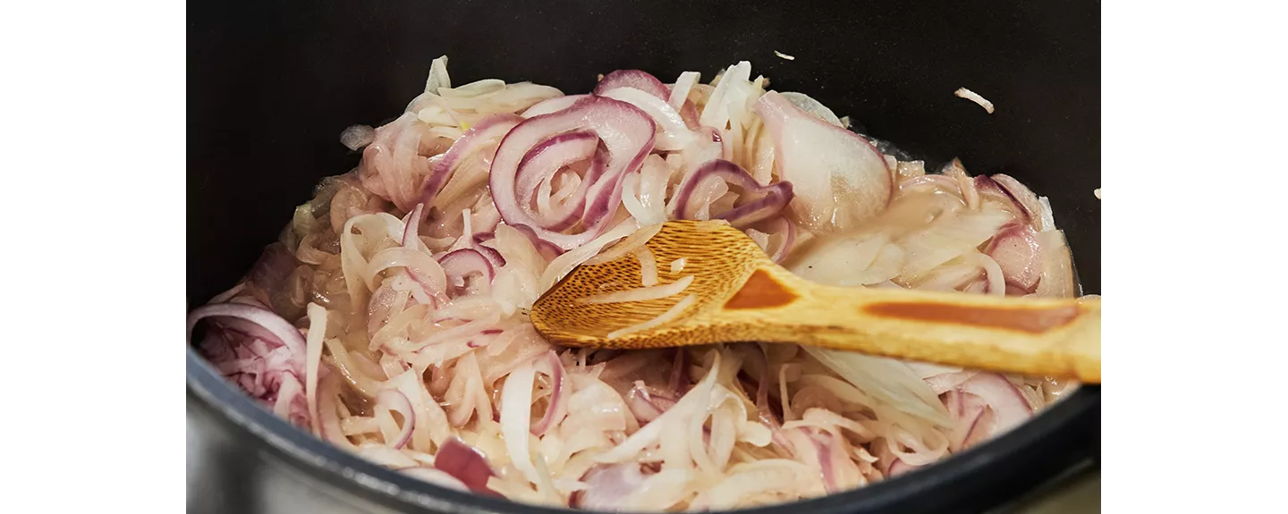 Cebolla en una sartén pochándose