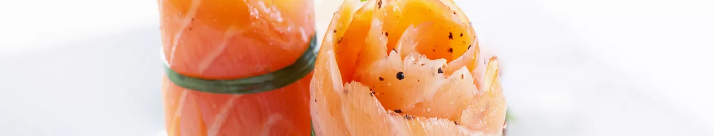 Rollitos salmón marinado aguacate