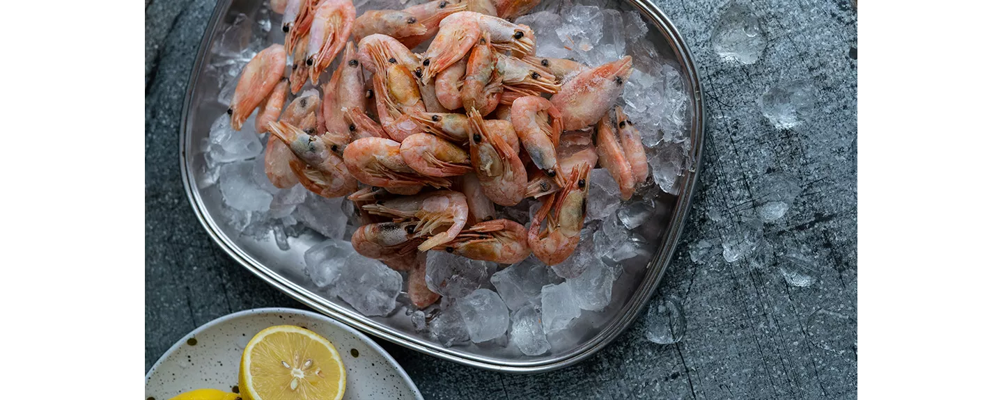 Gambas crudas en una fuente antes de cocinar