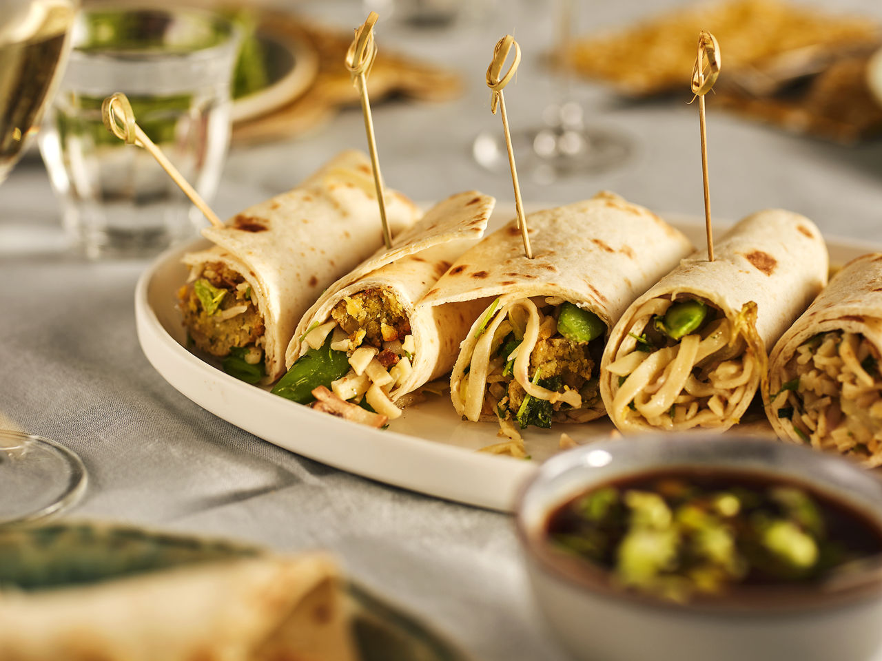 Aziatische paaswraps met noodles, oosterse wokgroenten en vegan balletjes