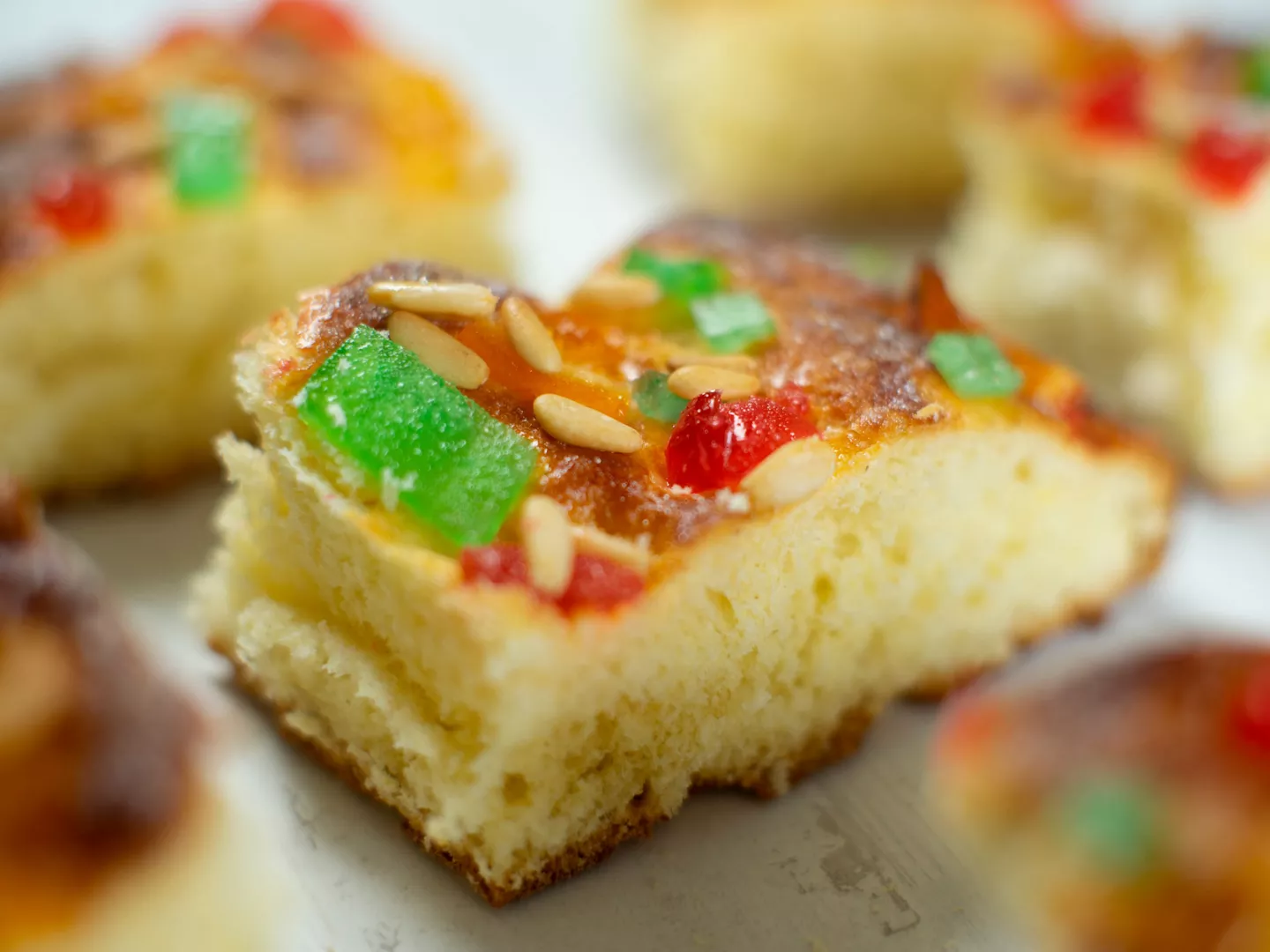 Porciones coca San Juan fruta confitada piñones