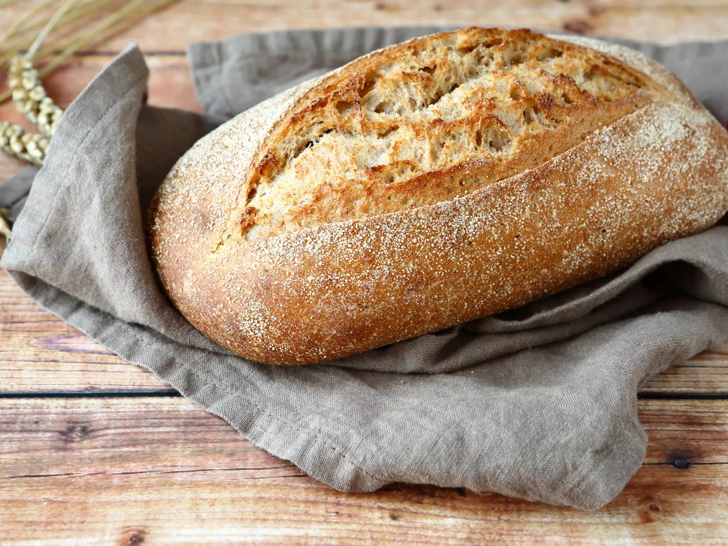 Pan casero sobre paño cocina