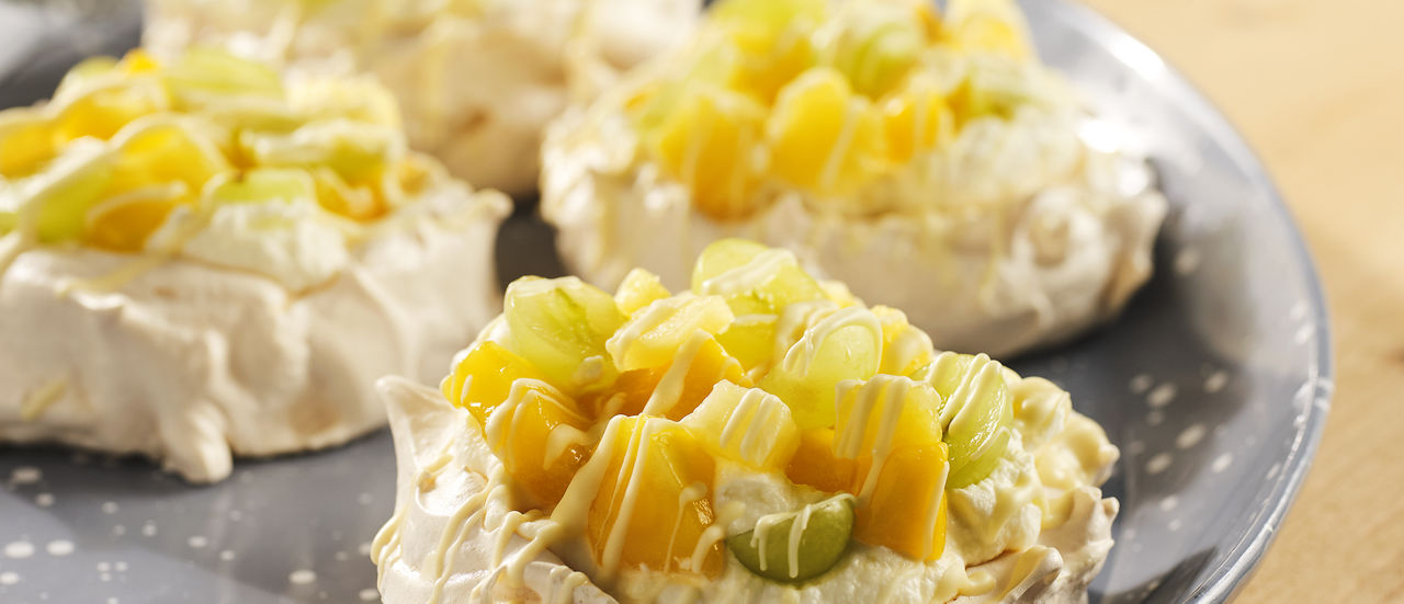 Kleine paaspavlova’s met witte chocolade en geel fruit - ALDI.nl