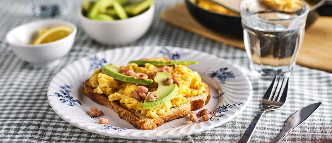 Toast met roerei en Hollandse garnalen