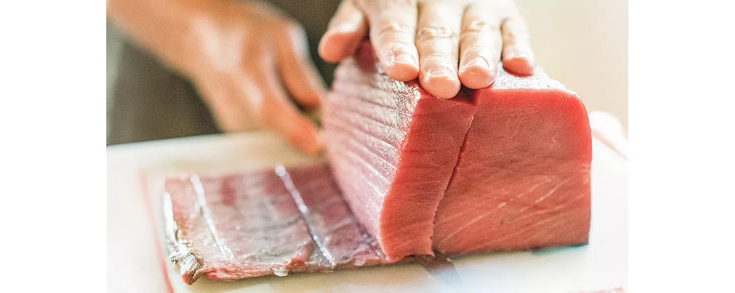 ingredientes frescos para preparar marmitako de bonito