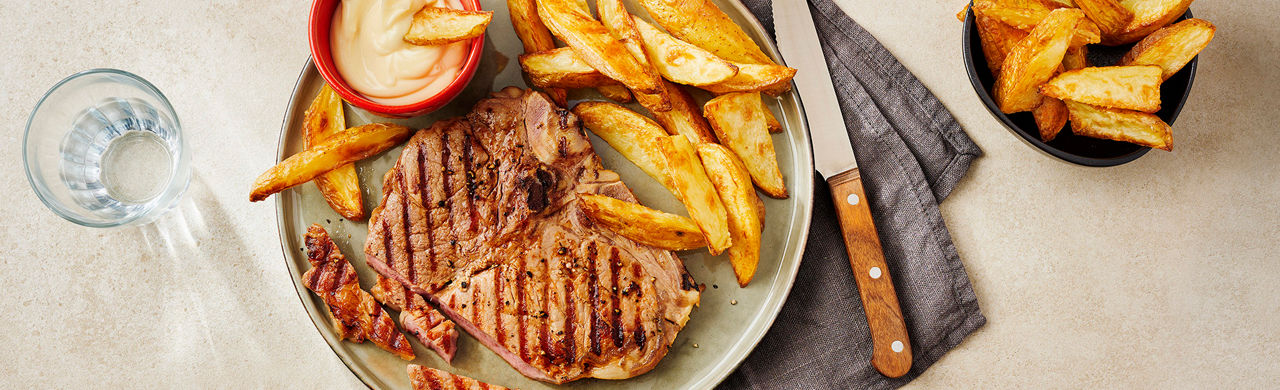 In bier gemarineerde T-Bone steak met aardappelwedges en mayo - ALDI Supermarkten