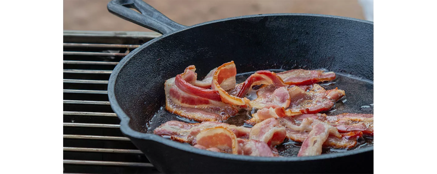 Una sartén con bacon crujiente