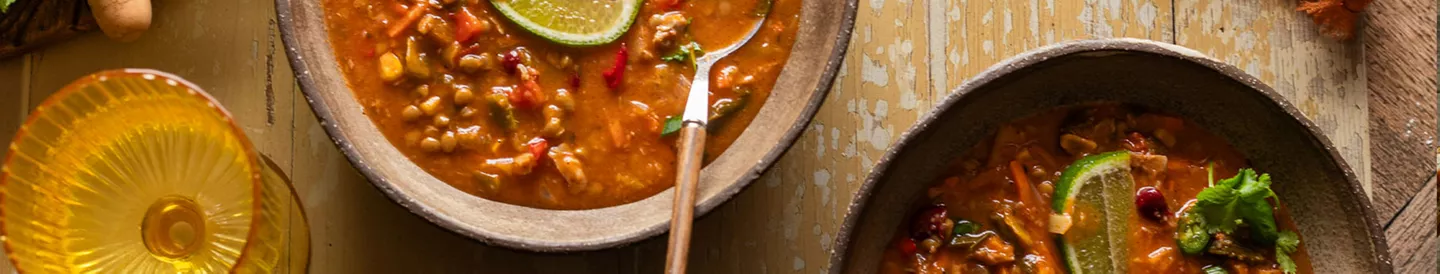 Crema de lentejas servida en la mesa como parte de un menú semanal vegano
