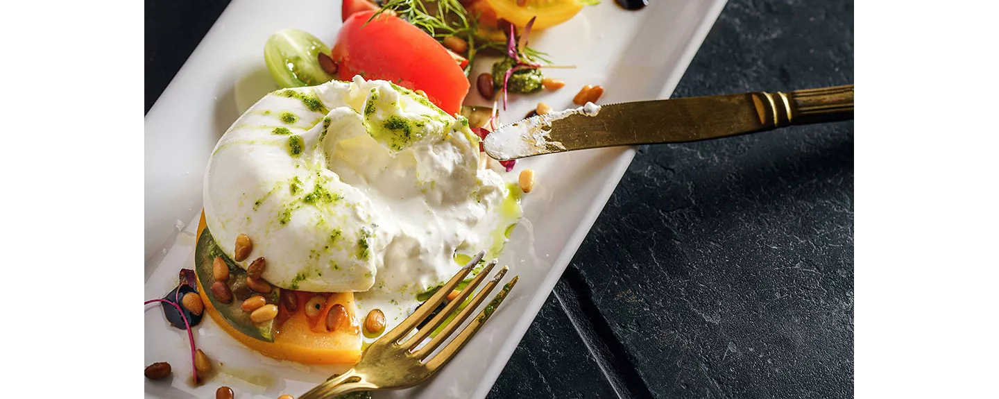 Burrata partida por la mitad mostrando su textura